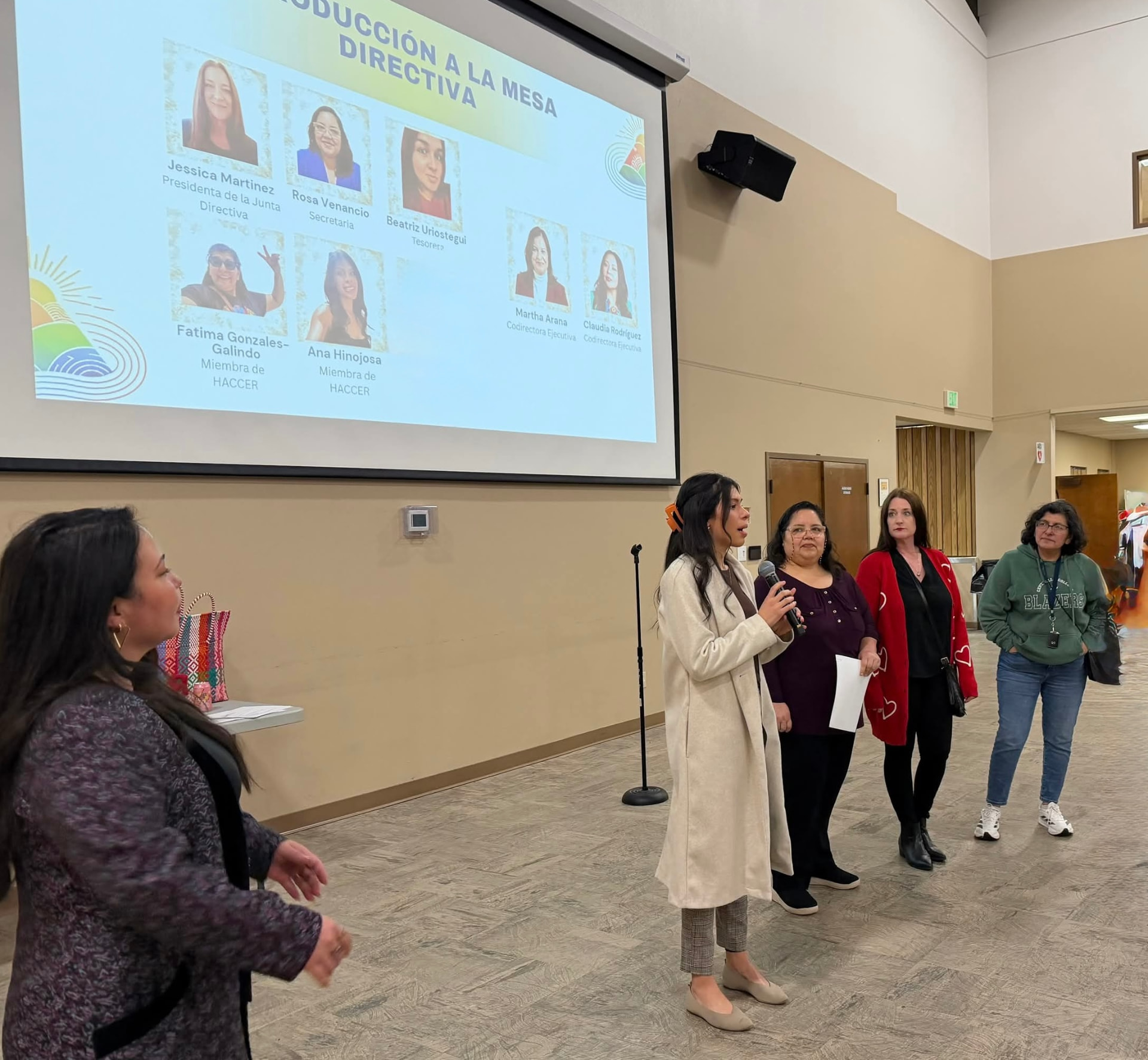 El equipo de liderazgo de HACCER hablando con la comunidad durante el encuentro